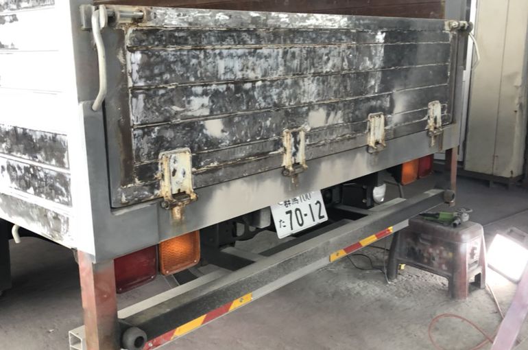 トラック鈑金塗装車の施工②